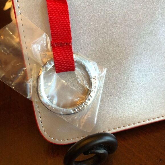 MARC JACOBS - NWOT - Card Case/Key Pouch in Smooth Silver Leather with Red Trim - Picture 4 of 14